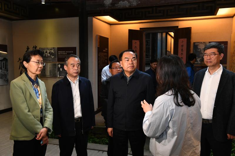 唐良智在我市调研时强调
在保护中发展 在传承中利用 让传统村落在新时代焕发新活力